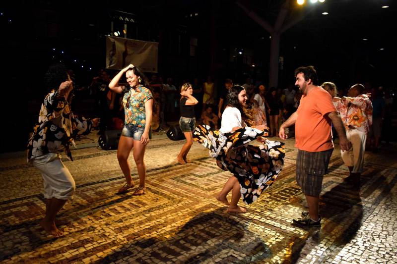 Nesta sexta-feira (02), o projeto Pôr do Som abre a programação de fevereiro com o legítimo carimbó pau e corda do grupo Sancari. A apresentação é aberta ao público e começa às 18h30, no recuo da orla da Estação das Docas. Com mais de 20 anos de estrada, o grupo busca manter vivo o carimbó de raiz, assim como o respeito pelas manifestações culturais do Pará.
FOTO: GERALDO RAMOS / OS PARÁ 2000
DATA: 01.02.2018
BELÉM - PARÁ <div class='credito_fotos'>Foto: Geraldo Ramos/ OS Pará 2000 | <a href='/midias/2018/originais/eda1c013-8e6c-4ac7-bb76-315838899fd6.jpg' download><i class='fa-solid fa-download'></i> Download</a></div>