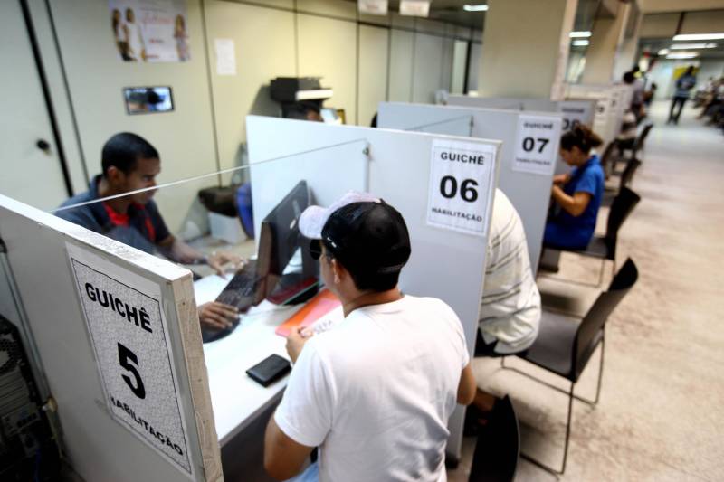 A Portaria de nº 831/ 2018 publicada no Diário Oficial de terça-feira (26) determinou o cancelamento de 26.224 Carteiras Nacionais de Habilitação (CNHs) por constatação de fraude durante o processo de emissão. Esta é a etapa conclusiva do processo administrativo especial, aberto internamente pelo Departamento de Trânsito do Estado (Detran/PA), com base no Art. 263 do Código de Trânsito Brasileiro (CTB), que já cancelou 31.935 CNHs, em 12 portarias no todo. O cancelamento das carteiras é resultado da Operação Galezia, deflagrada em 2015 pela Polícia Civil, com apoio do Detran/PA e do Ministério Público do Estado (MPE). A ação policial desarticulou um esquema fraudulento de emissão de CNH atuante no sul e sudeste do Pará, no qual estavam envolvidos servidores do Detran, despachantes e proprietários de Centros de Formação de Condutores, além de clínicas de exames.
FOTO: SIDNEY OLIVEIRA / AG. PARÁ
DATA: 27.03.2018
BELÉM - PARÁ <div class='credito_fotos'>Foto: Sidney Oliveira/Ag. Pará | <a href='/midias/2018/originais/edabaa26-07cb-423d-b0c4-d08d2268646f.jpg' download><i class='fa-solid fa-download'></i> Download</a></div>