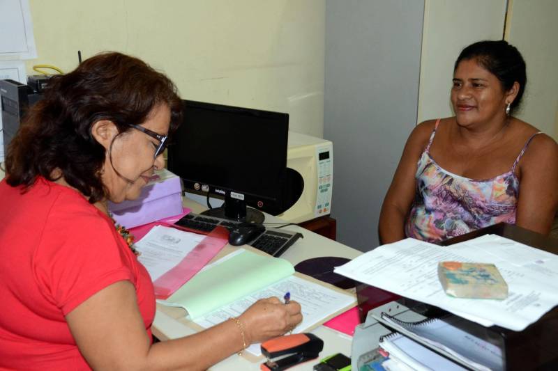 A Secretaria de Estado de Educação (Seduc) encerrou com tranquilidade, nesta quarta (4), em Belém e em outros municípios do Estado, a confirmação de matrículas de alunos novos para o ano letivo de 2017 nas escolas, iniciada na última segunda (2). A confirmação, com entrega de documentos, era necessária após a pré-matrícula de alunos novos, que ocorreu de 14 de novembro de 2016 a 1º de janeiro de 2017, pelo Portal Seduc e central de atendimento. Cerca de 48 mil estudantes deveriam confirmar suas matrículas nas escolas estaduais. Na foto, Vera Santos (d).
FOTO: FERNANDO NOBRE / ASCOM SEDUC
DATA: 04.01.2017
BELÉM - PARÁ <div class='credito_fotos'>Foto: FERNANDO NOBRE/ASCOM SEDUC | <a href='/midias/2018/originais/edaf3c69-6ef0-4979-a877-444e34ee8a97.jpg' download><i class='fa-solid fa-download'></i> Download</a></div>