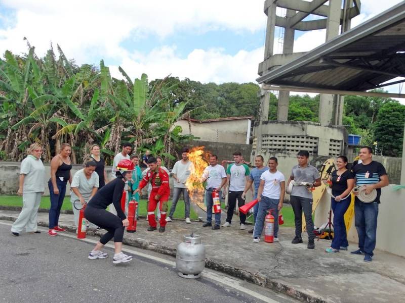 Segurança e prevenção. Essas são palavras que vão ficar na cabeça dos colaboradores do Hospital Público Estadual Galileu (HPEG), localizado em Belém (PA), que fazem parte da brigada de incêndio da unidade. O treinamento (foto), com carga horária de 20h, foi iniciado no dia 24 e encerrou nesta sexta-feira (27) com o técnico em Segurança do Trabalho e bombeiro civil, Jean Farias, e a técnica de enfermagem e bombeira civil, Alessandra Rodrigues. “Neste curso, o diferencial foi ensinarmos sobre primeiros socorros e plano de abandono da unidade, também estamos treinando a brigada para combater princípios de incêndio para que, caso ocorra um sinistro, o fogo não se alastre”, explicou a bombeira civil, Alessandra Rodrigues.
FOTO: ASCOM / HPEG
DATA: 27.04.2018
BELÉM - PARÁ <div class='credito_fotos'>Foto: ASCOM / HPEG | <a href='/midias/2018/originais/edba31de-2d4f-4228-81c9-b2da7981d236.jpg' download><i class='fa-solid fa-download'></i> Download</a></div>