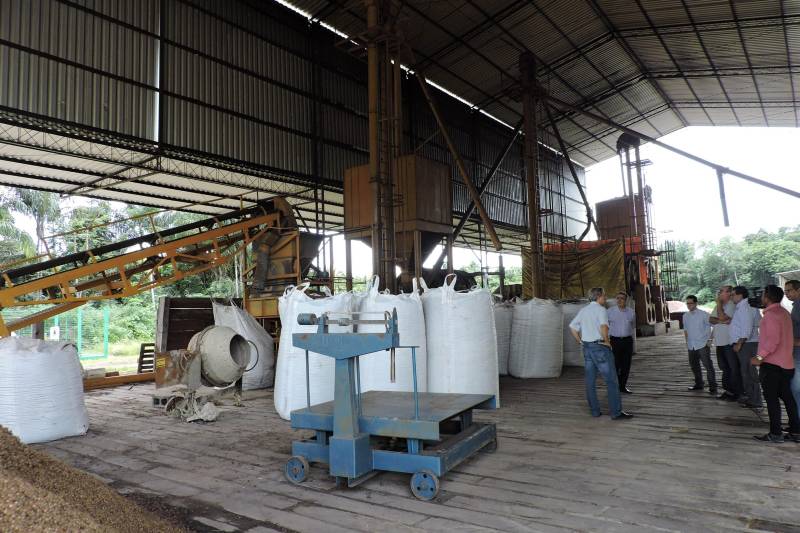 A Votorantim vai substituir sua matriz energética (coque de petróleo, não renovável) pela queima de caroços de açaí como fonte de energia em sua fábrica de cimento no município de Primavera (Nordeste do Pará). “O caroço de açaí é uma fonte renovável e hoje é um problema ambiental, mas assim se transforma em solução” explica o titular da Sedeme, Adnan Demachki. “Haverá uma diminuição significativa na emissão de C02 e a não-emissão de dióxido de enxofre, além de gerar alternativas novas de renda em municípios de baixo IDH e para famílias praticamente sem renda.” Na foto, equipe do govverno visita fábrica de caroços.
FOTO: ASCOM SEDEME
DATA: 20.03.2018
IGARAPÉ-MIRI - PARÁ <div class='credito_fotos'>Foto: Ascom Sedeme | <a href='/midias/2018/originais/edc74720-7d95-4e4b-b5b5-9029b0807973.jpg' download><i class='fa-solid fa-download'></i> Download</a></div>