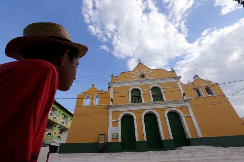 O roteiro de férias no oeste paraense fica completo com a visita a um dos balneários mais importantes do Estado. A cerca de 35 quilômetros de Santarém, pela Rodovia PA-457, está Alter do Chão. O bucolismo da vila onde está uma das praias mais famosas do Pará causa, de imediato, a sensação de bem-estar no visitante. Igreja de Nossa Senhora da Saúde (foto) usa como cenário uma edificação herdada da cultura portuguesa.
FOTO: SIDNEY OLIVEIRA / AG. PARÁ
DATA: 28.07.2017
ALTER DO CHÃO - PARÁ <div class='credito_fotos'>Foto: Sidney Oliveira/Ag. Pará | <a href='/midias/2018/originais/edc89249-4204-4502-bf10-e0dd4976eeff.jpg' download><i class='fa-solid fa-download'></i> Download</a></div>