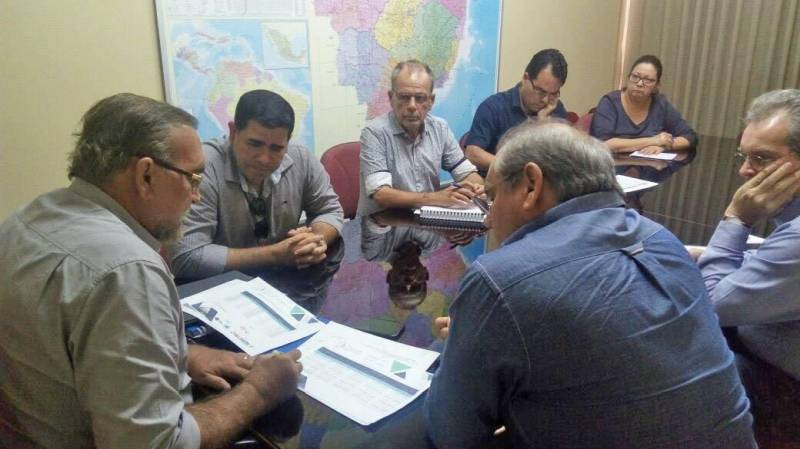A Secretaria de Estado de Transportes (Setran) e outros órgãos do governo do Estado participarão da Trans 2018 - VII Congresso e Feira Internacional de Transporte e Logística Sustentável da Amazônia, que ocorrerá em Belém, de 19 a 21 de junho, com o objetivo de promover a integração logística da Região Pan-amazônica junto ao Brasil e à comunidade logística internacional. O Secretário de Estado de Transportes, Kleber Menezes, confirmou a Eduardo Carvalho, presidente da Trans 2018 e do SINDARPA (Sindicato das Empresas de Navegação Fluvial e Lacustre e das Agências de Navegação do Estado do Pará), realizador do evento, o patrocínio do Governo do Estado, que terá um estande voltado à divulgação dos projetos que atraiam investidores internacionais ao Pará.

FOTO: ASCOM / SETRAN
DATA: 07.05.2018
BELÉM - PARÁ <div class='credito_fotos'>Foto: ASCOM SETRAN   |   <a href='/midias/2018/originais/edc97e3e-3b19-40cf-8483-af3b4631a503.jpg' download><i class='fa-solid fa-download'></i> Download</a></div>