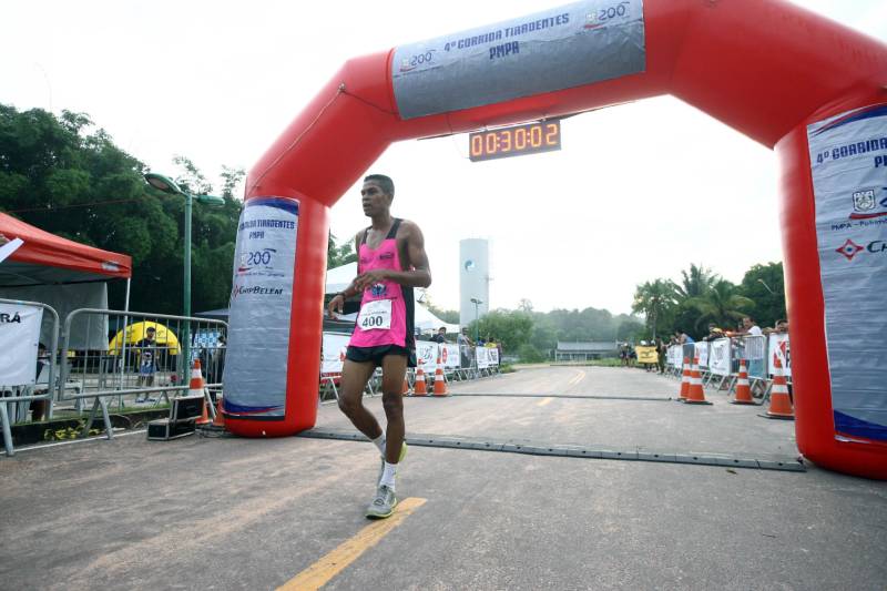 O recém-inaugurado Parque Estadual do Utinga foi o local escolhido para a 4ª edição da Corrida Tiradentes, promovida pela Polícia Militar na manhã deste domingo, 22. No ano em que celebra 200 anos de criação, a PM contou com mais de 750 competidores na prova que iniciou às 6 horas da manhã com um percurso total de 8 Km. Em apenas 4 anos de existência, a Corrida Tiradentes já ganhou a simpatia de muitos atletas profissionais e amadores. Eduardo Costa, de 26 anos é um deles. O competidor alcançou o 1º lugar geral da corrida com menos de 30 minutos de prova e conta que não esperava um resultado tão positivo. Na foto, o segundo lugar, categoria masculino comunidade, Moises Gaioso.
FOTO: CARLOS SODRÉ / AG. PARÁ
DATA: 22.04.2018
BELÉM - PARÁ <div class='credito_fotos'>Foto: Carlos Sodré/Agência Pará | <a href='/midias/2018/originais/edcb941f-2134-4759-b150-8456f639451f.jpg' download><i class='fa-solid fa-download'></i> Download</a></div>