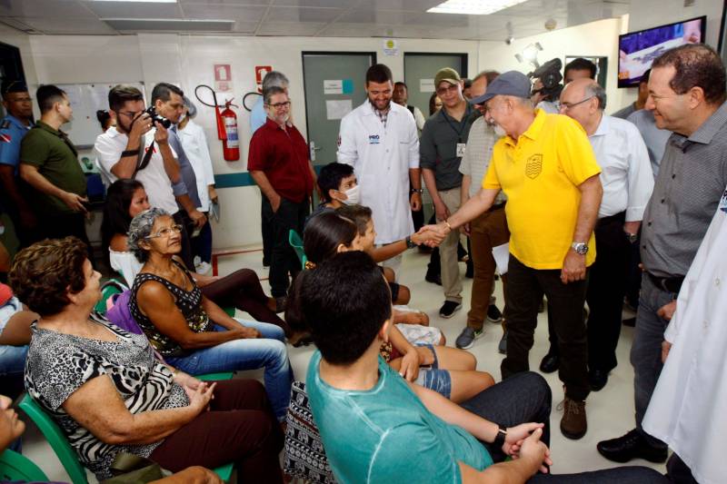 O Hospital Regional do Baixo Amazonas, em Santarém, vai se tornar o maior centro integrado de nefrologia do Norte do Brasil. Com a expansão do serviço de hemodiálise, autorizada pelo governador Simão Jatene neste sábado (10), a unidade, que já é referência nesse atendimento em todo o oeste do Pará, vai praticamente triplicar o número de máquinas e zerar a fila de pacientes na região. O investimento chega a R$ 10 milhões, em obras e equipamentos, e segue a política do governo do Estado de descentralizar a assistência de média e alta complexidade para o interior. “Vamos passar dos 200 pacientes que hoje atendemos mensalmente para 420, dobrando a capacidade de atendimento especializado. Serão cerca de 2,5 mil sessões a mais de hemodiálise por mês. Além disso, começaremos a fazer captação de rins de doadores falecidos, um novo serviço que se acopla aos transplantes que já fazemos no hospital. A ampliação, portanto, é a solução definitiva para o atendimento dessa demanda”, explicou o diretor geral do Hospital Regional de Santarém, Hebert Moreschi. Esta semana, informou, a unidade fez o 16º transplante de rim. Ao chegar ao hospital para assinar a ordem de serviço que autoriza o início das obras, Jatene viu o projeto de expansão e visitou o centro de hemodiálise, onde conheceu mais sobre o serviço e conversou com pacientes. “O ideal, é claro, seria que pudéssemos evitar, ainda na atenção básica, que pacientes diabéticos, por exemplo, se tornassem renais crônicos, mas como isso ainda não ocorre, existe esse serviço aqui para amenizar o sofrimento de quem precisa de uma máquina de hemodiálise para sobreviver”, afirmou o governador.
FOTO: THIAGO GOMES / AG PARÁ
10.03.2018
SANTARÉM - PARÁ <div class='credito_fotos'>Foto: Thiago Gomes /Ag. Pará | <a href='/midias/2018/originais/edd665ae-3521-4d30-9b1a-2d0a74b3fa84.jpg' download><i class='fa-solid fa-download'></i> Download</a></div>