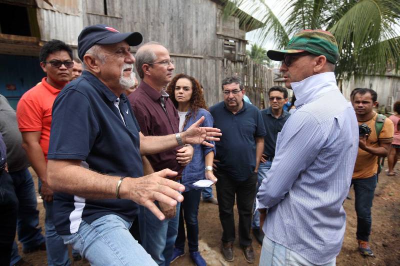 O Governador do Pará, Simão Jatene (foto), esteve durante esta sexta-feira (13) no município de Paragominas. Além de visitar as áreas afetadas pela enxurrada que ocorreu na madrugada da quinta-feira (12), ele conversou com moradores atingidos, reuniu com autoridades municipais, secretários de estado, com o Corpo de Bombeiros e a Defesa Civil para traçar as metas e ações a serem cumpridas para restabelecer a normalidade na cidade. A forte enxurrada, que durou toda a madrugada, alagou cerca de 40% da cidade e atingiu 350 famílias. Até o momento, 13 locais foram adequados para funcionar como abrigo, entre escolas, associações, ginásios, entre outros, para receber desabrigados e desalojados.

FOTO: SIDNEY OLIVEIRA / AG. PARÁ
DATA: 13.04.2018
PARAGOMINAS - PARÁ <div class='credito_fotos'>Foto: Sidney Oliveira/Ag. Pará   |   <a href='/midias/2018/originais/edd8562d-8b3a-4a69-a5a6-7e4d396f8e3d.jpg' download><i class='fa-solid fa-download'></i> Download</a></div>