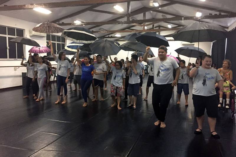 Sintonia, entusiasmo e uma energia contagiante, é assim o ensaio dos mais de 60 alunos do Projeto “Do Nosso Jeito” da Fundação Cultural do Pará. A sala de Dança na Casa da Artes fica repleta de risos, dança e brilho nos olhos dos alunos, instrutores e pais das crianças, jovens e adultos do projeto.
FOTO: ASCOM FCP
DATA: 16.11.2018
BELÉM - PARÁ <div class='credito_fotos'>Foto: ASCOM FCP | <a href='/midias/2018/originais/eddf2965-fa0e-46af-8d5a-cec2eff391ef.jpg' download><i class='fa-solid fa-download'></i> Download</a></div>