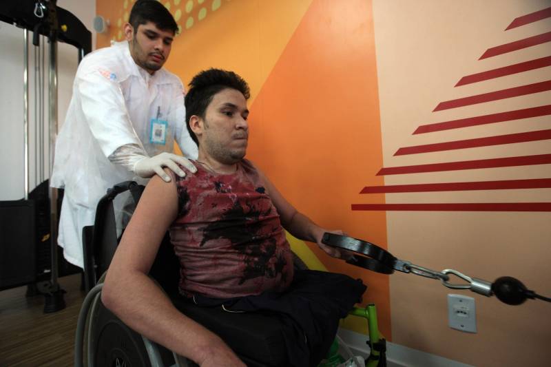 O maior desejo de Saulo Melo, 32 anos, é viver e poder desfrutar das novas oportunidades que tem hoje, depois de passar por uma cirurgia até então inédita no Pará, a hemicorporectomia. O procedimento, realizado no dia 2 de maio deste ano no Hospital Ophir Loyola, em Belém, removeu 40% do corpo do paciente - toda a porção inferior (pelve e membros inferiores).

FOTO: SIDNEY OLIVEIRA / AG. PARÁ
DATA: 03.12.2018
BELÉM - PARÁ <div class='credito_fotos'>Foto: Sidney Oliveira/Ag. Pará   |   <a href='/midias/2018/originais/eddf6a3a-daa2-4214-a03c-8269fa88f83a.jpg' download><i class='fa-solid fa-download'></i> Download</a></div>