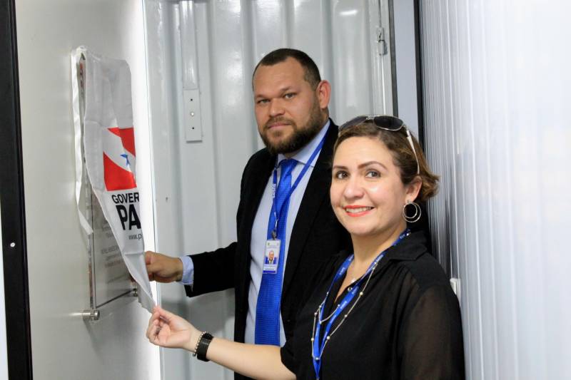 A Superintendência do Sistema Penitenciário do Estado (Susipe) inaugurou, nesta terça-feira (18), no Complexo Penitenciário de Santa Izabel, um espaço com seis salas de vídeo audiência (foto) que vão funcionar dentro de um contêiner de 30 m², totalmente reformado e adaptado. Cada sala está equipada com central de ar condicionado, televisão conectada ao equipamento de videoconferência (câmera e microfone), duas cadeiras e câmera de segurança. Todas as salas estão conectadas diretamente com o Tribunal de Justiça do Pará via cabos de fibra óptica, com um link dedicado com velocidade de 100 megas. O investimento foi de mais de R$ 1 milhão de reais, dos recursos do Fundo Penitenciário Nacional. Em 2018, a Susipe recebeu 12.300 pedidos de audiências, só que 12% não foram atendidos, principalmente por dificuldades de logística e escolta. Para o superintendente da Susipe, Michell Durans, o novo espaço terá um impacto muito grande na redução de custos com transporte e agilidade das audiências. Na foto, a coordenadora de procedimentos de custódia da Susipe, Waléria Albuquerque (primeiro plano) e o superintendente da Susipe, Michell Durans (segundo plano).

FOTO: VELOSO JÚNIOR / ASCOM SUSIPE
DATA: 18.12.2018
SANTA IZABEL - PARÁ <div class='credito_fotos'>Foto: Veloso Junior / Ascom Susipe   |   <a href='/midias/2018/originais/ede24bbd-19f3-4304-9be4-3417be050131.jpg' download><i class='fa-solid fa-download'></i> Download</a></div>