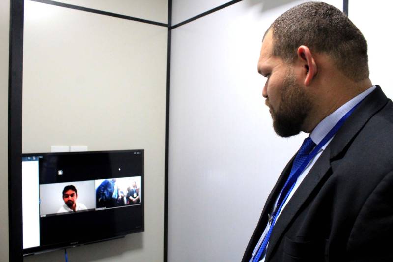 A Superintendência do Sistema Penitenciário do Estado (Susipe) inaugurou, nesta terça-feira (18), no Complexo Penitenciário de Santa Izabel, um espaço com seis salas de vídeo audiência que vão funcionar dentro de um contêiner de 30 m², totalmente reformado e adaptado. Cada sala está equipada com central de ar condicionado, televisão conectada ao equipamento de videoconferência (câmera e microfone), duas cadeiras e câmera de segurança. Todas as salas estão conectadas diretamente com o Tribunal de Justiça do Pará via cabos de fibra óptica, com um link dedicado com velocidade de 100 megas. O investimento foi de mais de R$ 1 milhão de reais, dos recursos do Fundo Penitenciário Nacional. Em 2018, a Susipe recebeu 12.300 pedidos de audiências, só que 12% não foram atendidos, principalmente por dificuldades de logística e escolta. Para o superintendente da Susipe, Michell Durans, o novo espaço terá um impacto muito grande na redução de custos com transporte e agilidade das audiências.

FOTO: VELOSO JÚNIOR / ASCOM SUSIPE
DATA: 18.12.2018
SANTA IZABEL - PARÁ <div class='credito_fotos'>Foto: Veloso Junior / Ascom Susipe   |   <a href='/midias/2018/originais/ede3b204-df33-402b-ac5a-6cb0edb4f2db.jpg' download><i class='fa-solid fa-download'></i> Download</a></div>