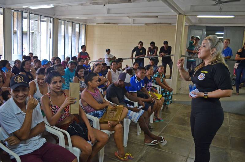 "Acho que ele vai vigiar quem fica fazendo coisa errada, como roubar, por exemplo". A fala de curiosidade é do estudante Isaac Souza, 10 anos. Ele se referia ao drone apresentado na manhã desta sexta-feira (27) aos alunos da Escola Estadual de Ensino Fundamental e Médio Ruy Paranatinga Barata, localizado no bairro Maracangalha, onde ocorreu à ação "Prevenção é Segurança". A iniciativa promovida pela Secretaria de Estado de Segurança Pública e Defesa Social (Segup) com o objetivo de apresentar equipamentos de segurança, assim como divulgar os diversos serviços de prevenção voltados as ações de combate à criminalidade. Na foto, a diretora de Prevenção Social da Violência e da Criminalidade, delegada Silvia Rêgo.
FOTO: ELIELSON MODESTO / ASCOM SEGUP
DATA: 27.04.2018
BELÉM - PARÁ <div class='credito_fotos'>Foto: Elielson Modesto / Ascom Segup | <a href='/midias/2018/originais/ede503cd-ac37-4360-9794-8d27905ca9a5.jpg' download><i class='fa-solid fa-download'></i> Download</a></div>