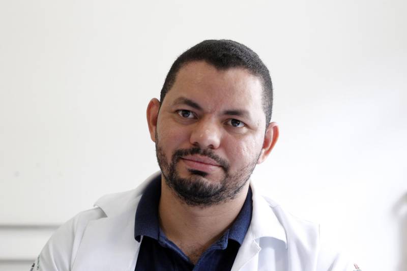 A Diretoria de Assistência Biopsicossocial da Superintendência do Sistema Penitenciário do Estado (Susipe) vem realizando um mutirão de atendimento médico e odontológico, vacinação e teste de HIV e sífilis nos presídios da Região Metropolitana de Belém (RMB), desde o mês de junho. Nesta quarta-feira (14), a ação ocorreu no Centro de Recuperação Penitenciário do Pará III (CRPP III), localizado no Complexo de Santa Izabel, na Região Metropolitana de Belém. Foram três dias de atendimento, que beneficiaram mais de 100 presos. Na foto, o médico Diego Rodrigues.
FOTO: AKIRA ONUMA/ASCOM SUSIPE
DATA: 15.11.2018
BELÉM - PARÁ <div class='credito_fotos'>Foto: Akira Onuma / Ascom Susipe | <a href='/midias/2018/originais/ede5e77f-5dce-4fe1-ada4-f13da64e2231.jpg' download><i class='fa-solid fa-download'></i> Download</a></div>