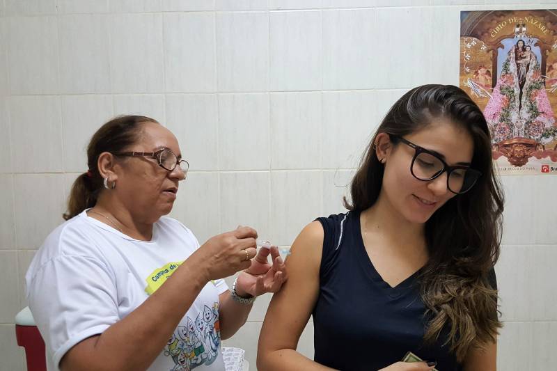 “Tomei as duas primeiras doses contra o HPV aqui no posto extra da Sespa. Sempre me importei muito com a minha saúde e converso com as minhas amigas e amigos sobre a importância dessa vacina. Inclusive vou lembra-los desse posto extra”, contou Bianca Lobato, 25 anos (foto).
FOTO: CARLA FISCHER / ASCOM SESPA
DATA: 03.03.2018
BELÉM - PARÁ <div class='credito_fotos'>Foto: CARLA FISCHER / ASCOM SESPA | <a href='/midias/2018/originais/edf88ffa-b19d-43db-9c41-94e2ab528107.jpg' download><i class='fa-solid fa-download'></i> Download</a></div>