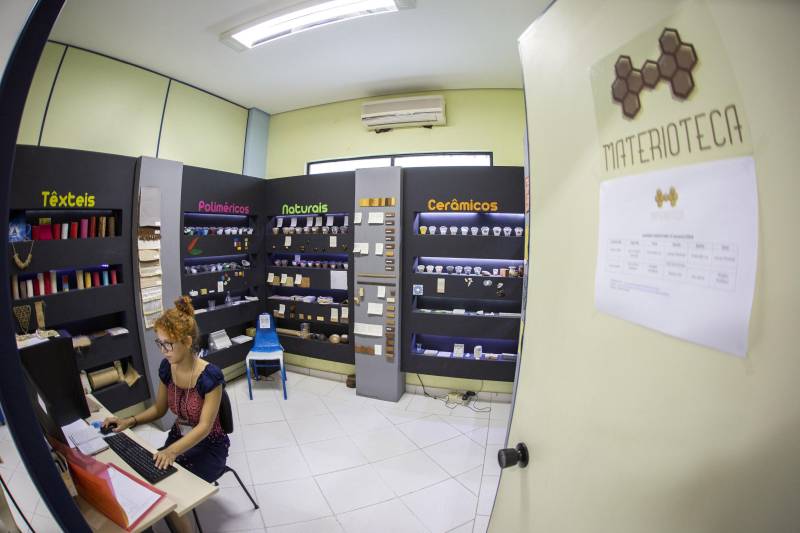 Trabalhos de alunos de graduação do curso de Bacharelado em Design da Universidade do Estado do Pará (Uepa) estão reunidos na exposição A Diversidade da vida em adornos, que fica aberta à visitação até o próximo dia 22 de junho, no Centro de Ciências Naturais e Tecnologia (CCNT). Na foto, os alunos Emanuely Luz e Leonan Oliveira, estudantes do quinto semestre do curso, utilizaram a técnica de tecelagem manual para desenvolver um adorno corporal. Na foto, Materioteca do CCNT Uepa.
FOTO: NAILANA THIELY / ASCOM UEPA
DATA: 12.06.2018
BELÉM - PARÁ <div class='credito_fotos'>Foto: Nailana Thiely / Ascom Uepa | <a href='/midias/2018/originais/edfb276d-e9ce-48de-915e-7edc523056dc.jpg' download><i class='fa-solid fa-download'></i> Download</a></div>