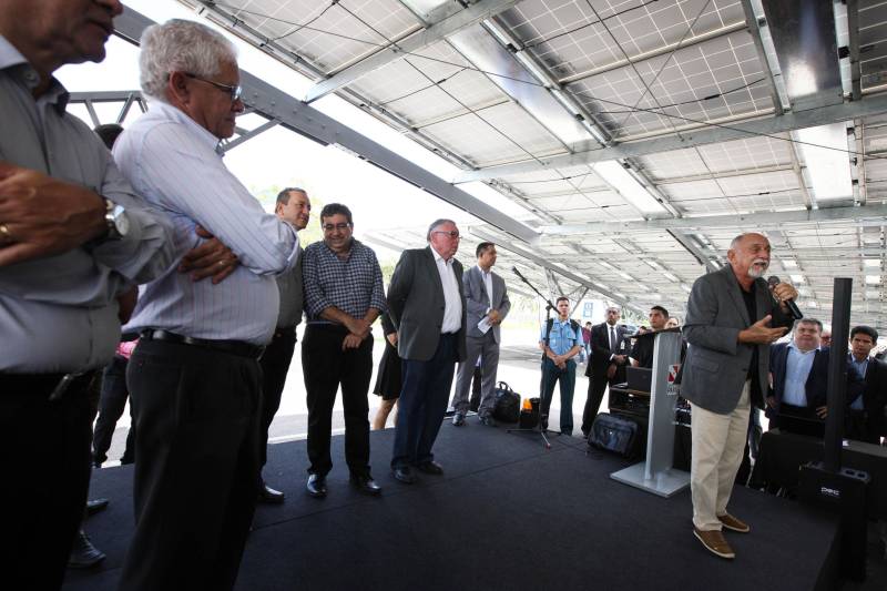 Metade da energia consumida no Hangar-Convenções e Feiras da
Amazônia já está sendo gerada por placas fotovoltaicas (painéis solares). A
entrega do projeto pelo governador Simão Jatene aconteceu nesta quinta-
feira, 22, no estacionamento do Hangar, em Belém.
FOTO: ANTÔNIO SILVA / AG. PARÁ
DATA: 22.03.2018
BELÉM - PARÁ <div class='credito_fotos'>Foto: ANTONIO SILVA / AG. PARÁ | <a href='/midias/2018/originais/edfc9203-4db1-4866-8b72-ab47ea67e3c3.jpg' download><i class='fa-solid fa-download'></i> Download</a></div>