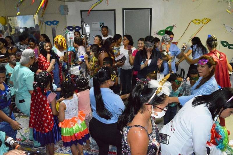 O Dia Internacional do Combate ao Câncer Infantil, lembrado em 15 de fevereiro, serve para chamar a atenção da sociedade para a doença que, a cada ano, atinge mais de 12 mil crianças e adolescentes, segundo o Instituto Nacional de Câncer (Inca). O Pará tem se tornado referência no tratamento à doença, principalmente por conta da atuação de duas unidades de saúde: o Hospital Oncológico Infantil Octávio Lobo, em Belém, e o Hospital Regional do Baixo Amazonas (HRBA), em Santarém. Na foto, festinha de carnaval do HRBA.

FOTO: JOAB FERREIRA / ASCOM HRBA
DATA: 16.02.2018
SANTARÉM - PARÁ <div class='credito_fotos'>Foto: Joab Ferreira / Ascom HRBA   |   <a href='/midias/2018/originais/ee0131b8-d689-478b-86a7-5511ad0dcd8f.jpg' download><i class='fa-solid fa-download'></i> Download</a></div>