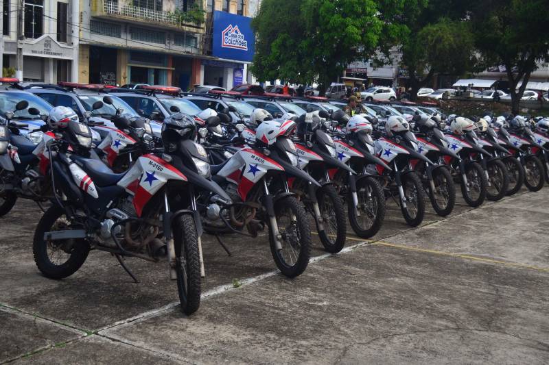 Foi lançada na manhã deste sábado, 8, na Praça da Bandeira, em Belém, a Operação Boas Festas (foto), coordenada pela Polícia Militar do Pará e integrada aos órgãos do Sistema de Segurança Pública do Estado. As ações da Boas Festas vão até o dia 1º de janeiro de 2019. A população do Estado contará com 6,6 mil policias militares que reforçarão o policiamento ordinário na capital, área metropolitana e demais regiões paraenses. 

FOTO: ELIELSON MODESTO / ASCOM SUSIPE
DATA: 08.12.2018
BELÉM - PARÁ <div class='credito_fotos'>Foto: Elielson Modesto / Ascom Segup   |   <a href='/midias/2018/originais/ee059e6e-928e-4f41-a2f6-28b8c710648d.jpg' download><i class='fa-solid fa-download'></i> Download</a></div>