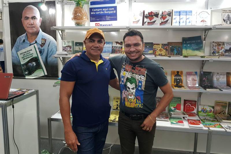 Dos 32 estandes montados no Salão do Livro de Carajás, que está sendo realizado em Marabá, quatro são exclusivos de publicações de autores do Estado. O espaço dedicado aos escritores paraenses reúne mais de 100 títulos diferentes. Para Francisco Mendes, do município de Cametá, que é vice-presidente da recém-formada Academia Paraense de Literatura de Cordel, o Salão do Livro de Carajás, que segue até 6 de maio no Centro de Convenções Leonildo Borges Rocha, é mais um espaço para dar visibilidade à produção literária do Pará. Na foto, Francisco Mendes (e) e Airton Souza.
FOTO: ASCOM CRGSP
DATA: 02.05.2018
MARABÁ - PARÁ <div class='credito_fotos'>Foto: ASCOM CRGSP | <a href='/midias/2018/originais/ee085665-d123-48c5-8b21-3d79fa4d7f17.jpg' download><i class='fa-solid fa-download'></i> Download</a></div>
