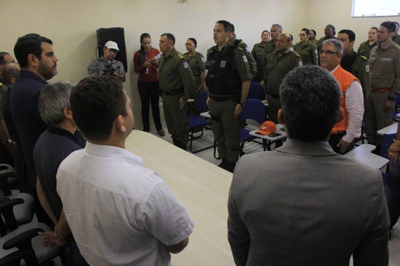 O município de Sapucaia recebeu nesta quarta-feira, 5, uma Unidade Integrada Pro Paz (UIPP). Um investimento do Governo do Estado de R$ 1.134.131,00. Segundo o Secretário de Estado de Segurança Pública, Luiz Fernandes, afirma que já mais de 80 novas UIPP’s no Pará, com as reformadas e reestruturadas esse número chega a 120 unidades. O titular da SEGUP destaca que o mais importante não é a estrutura física, mas o conceito empregado. De Sapucaia, a comitiva foi para Redenção onde inaugurou o 7º Batalhão de Polícia Militar, uma obra orçada em R$ 2.808.000,00. Atualmente o BPM conta com 145 policiais, 6 viaturas incluindo a Patrulha Rural e 12 motocicletas. O Comandante do Batalhão, o Major José Ricardo Chaves, informou que a maior ocorrência no município são roubos de motos, mas pontuou que a maior parte dos veículos é encontrada pela PM na cidade e cidades vizinhas.

FOTO: RODOLFO OLIVEIRA / AG PARÁ
DATA: 05.12.2018
SAPUCAIA - PARÁ <div class='credito_fotos'>Foto: Rodolfo Oliveira/Ag. Pará   |   <a href='/midias/2018/originais/ee0c8574-dc44-483b-a35b-aad7276b0d9e.jpg' download><i class='fa-solid fa-download'></i> Download</a></div>