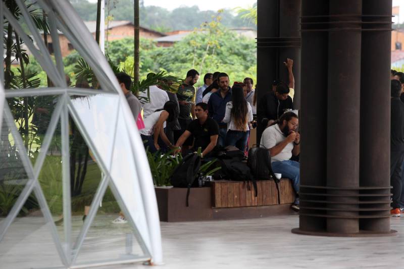 Jornalistas, influenciadores digitais e membros da sociedade civil organizada participaram, nesta quinta-feira (15), da visita guiada ao Parque Estadual do Utinga (Peut) que será inaugurado na sexta-feira (16), às 16h30. Os convidados foram recebidos pelo secretário estadual de Cultura, o arquiteto Paulo Chaves; pelo presidente do Ideflor-bio, Thiago Novaes; pelo gerente do Peut, Julio Meyer; pelo secretário de comunicação, Daniel Nardin e pelo representante da diretoria da Unidade de Conservação do Parque, Wendel Andrade. O evento começou às 9h com a apresentação das melhorias feitas no espaço durante as obras, dos serviços que funcionarão no local e de algumas normas de utilização desse novo equipamento.
FOTO: SIDNEY OLIVEIRA / AG. PARÁ
DATA: 15.03.2018
BELÉM - PARÁ <div class='credito_fotos'>Foto: Sidney Oliveira/Ag. Pará | <a href='/midias/2018/originais/ee0f6732-984a-45a9-9241-5f77e5c5df61.jpg' download><i class='fa-solid fa-download'></i> Download</a></div>
