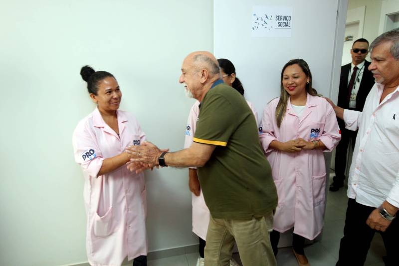 O Governo do Estado entregou nesta sexta-feira, 26, mais uma unidade Pro Paz Mulher. O governador Simão Jatene (foto) fez a entrega do novo espaço, que fica em Ananindeua, na Região Metropolitana de Belém e visa ampliar o atendimento humanizado e integral às mulheres em situação de violência de gênero. “Não é apenas um espaço de atendimento às mulheres, mas é, antes de tudo, um espaço de construção da cultura da paz”, disse o governador durante a inauguração.
FOTO: SIDNEY OLIVEIRA / AG. PARÁ
DATA: 26.10.2018
ANANINDEUA - PARÁ <div class='credito_fotos'>Foto: Sidney Oliveira/Ag. Pará | <a href='/midias/2018/originais/ee1b6459-72c9-4c88-b2f2-a905bccece58.jpg' download><i class='fa-solid fa-download'></i> Download</a></div>