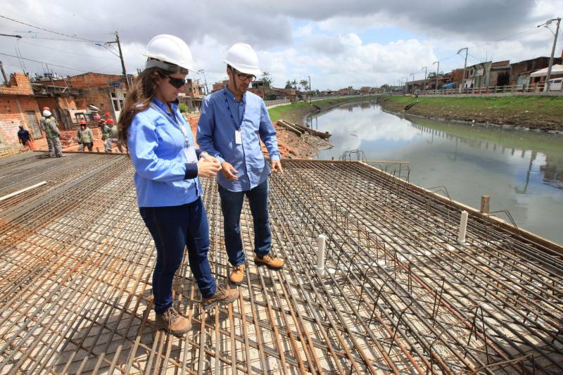 Onde antes havia lama e mato, foram abertas e pavimentadas duas grandes avenidas com cerca de 800 metros de extensão, nas duas margens do canal. A obra incluiu o alargamento do canal – com a drenagem, dragagem e limpeza –, instalação de tubulação de esgoto, construção de calçadas, ciclo faixas, muretas de proteção e ainda três pontes de concreto e uma passarela metálica. “No momento as equipes estão trabalhando na construção das novas pontes do Caraparu e da Brasília, que vão substituir as velhas pontes de madeira. Na foto, o engenheiro Gilmar Mota (d), da Secretaria de Desenvolvimento Urbano e Obras Públicas (Sedop), órgão responsável pela coordenação e fiscalização da obra.
FOTO: RODOLFO OLIVEIRA / AG. PARÁ
DATA: 09.03.2018
BELÉM - PARÁ <div class='credito_fotos'>Foto: Thiago Gomes /Ag. Pará | <a href='/midias/2018/originais/ee210d08-5dec-483f-80e3-559cdb5681bc.jpg' download><i class='fa-solid fa-download'></i> Download</a></div>