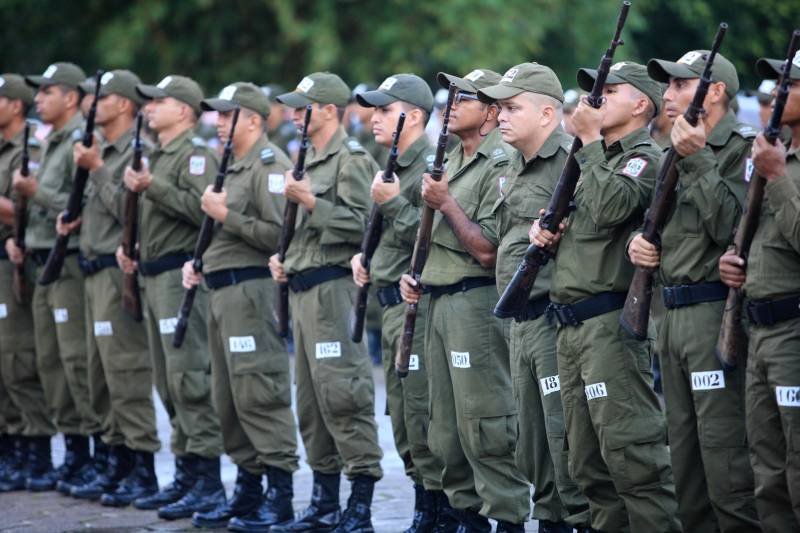 Cerca de 2.400 policiais militares que estão em processo de formação por meio dos Cursos de Formação de Praças (CFP), de Oficiais (CFO), de Habilitação de Oficiais (CHO) e de Adaptação de Oficiais (CHO). Durante a caminhada (foto), a Academia de Polícia Militar “Cel Fontoura” executou a primeira marcha administrativa para exercitar os pelotões do Curso de Formação de Oficiais (CFO) e do Curso de Adaptação de Oficiais da PMPA (CADO) nos deslocamentos a pé por longos percursos. A caminhada de 10 Km contou com a participação de 183 alunos da Academia de Polícia Militar.
FOTO: MÁCIO FERREIRA / AG. PARÁ
DATA: 15.02.2018
MARITUBA - PARÁ <div class='credito_fotos'>Foto: MÁCIO FERREIRA/ AG. PARÁ | <a href='/midias/2018/originais/ee318118-a60f-491a-9d49-127308b613ce.jpg' download><i class='fa-solid fa-download'></i> Download</a></div>