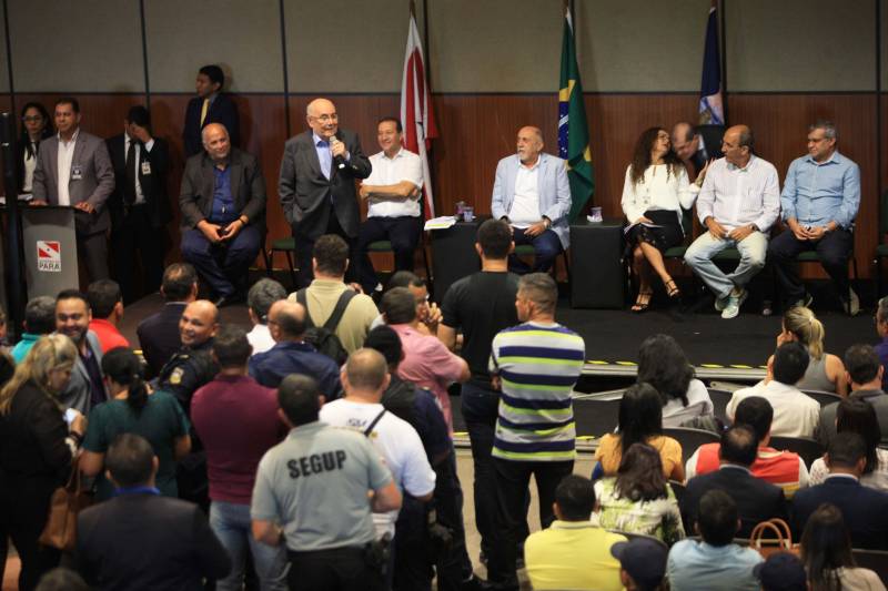 Com a entrega de mais 359 veículos, somente esta semana, o Governo do Pará reforçou a atuação da área de segurança pública em todo o Estado. Todos os veículos auxiliarão no combate a criminalidade e a manutenção da segurança em todo o território paraense. Boa parte desses veículos foi destinada diretamente para as guardas municipais, numa ação integrada com as Prefeituras, por meio da Secretaria de Segurança Pública e Defesa Social (Segup) com articulação da Secretaria de Municípios Sustentáveis, que define em conjunto com os municípios, a agenda de prioridades. A última etapa da entrega ocorreu nesta quinta-feira (5), no Hangar – Centro de Convenções da Amazônia.
FOTO: RODOLFO OLIVEIRA / AG. PARÁ
DATA: 05.07.2018
BELÉM - PARÁ <div class='credito_fotos'>Foto: Rodolfo Oliveira/Ag. Pará | <a href='/midias/2018/originais/ee3db9f8-9cef-4b0b-a92e-8e5ae7ce534a.jpg' download><i class='fa-solid fa-download'></i> Download</a></div>
