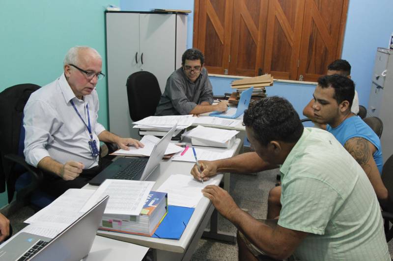Mais de 170 presos custodiados no Centro de Recuperação Regional de Mocajuba (CRRMOC), localizado na região do Baixo Tocantins, começaram a receber, nesta quarta-feira (28), atendimento técnico-jurídico na unidade prisional. A ação é uma iniciativa da Diretoria de Execução Criminal (DEC), da Superintendência do Sistema Penitenciário do Estado (Susipe), e começou na terça-feira, 27, e irá até esta quinta-feira (01.03). O objetivo é atender a demanda de processos dos internos e fazer a atualização do Levantamento Nacional de Informações Penitenciárias (Infopen).
FOTO: AKIRA ONUMA / ASCOM SUSIPE
DATA: 28.02.2018
BELÉM - PARÁ
<div class='credito_fotos'>Foto: Akira Onuma / Ascom Susipe | <a href='/midias/2018/originais/ee471644-f58f-48b2-afd9-79b2184e5eeb.jpg' download><i class='fa-solid fa-download'></i> Download</a></div>
