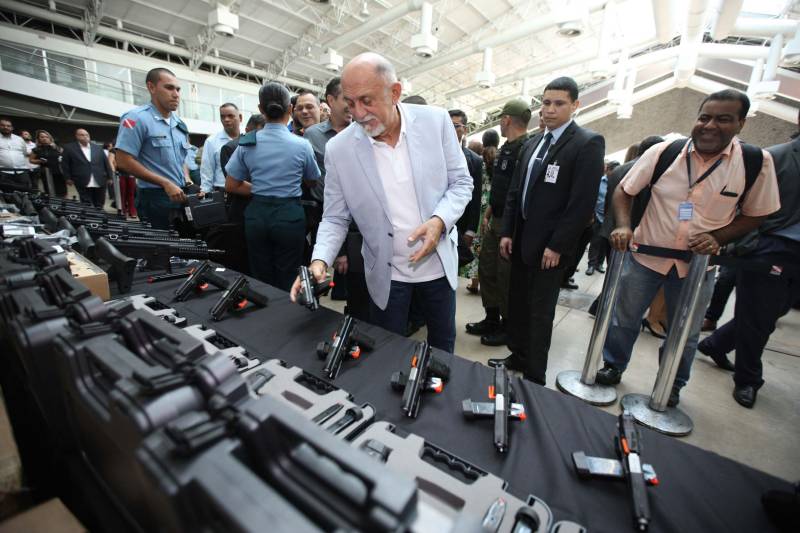 Com a entrega de mais 359 veículos, somente esta semana, o Governo do Pará reforçou a atuação da área de segurança pública em todo o Estado. Todos os veículos auxiliarão no combate a criminalidade e a manutenção da segurança em todo o território paraense. Boa parte desses veículos foi destinada diretamente para as guardas municipais, numa ação integrada com as Prefeituras, por meio da Secretaria de Segurança Pública e Defesa Social (Segup) com articulação da Secretaria de Municípios Sustentáveis, que define em conjunto com os municípios, a agenda de prioridades. A última etapa da entrega ocorreu nesta quinta-feira (5), no Hangar – Centro de Convenções da Amazônia. Na foto, o governador Simão Jatene (blazer azul) participou da entrega dos equipamentos.
FOTO: ANTÔNIO SILVA / AG. PARÁ
DATA: 05.07.2018
BELÉM - PARÁ <div class='credito_fotos'>Foto: Antônio Silva/Ag. Pará | <a href='/midias/2018/originais/ee481cbf-268e-4251-a57f-35c20a7c6dd5.jpg' download><i class='fa-solid fa-download'></i> Download</a></div>