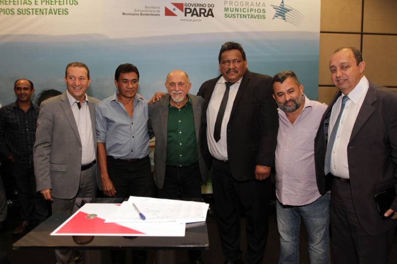 O primeiro dia do Fórum Permanente de Prefeitas e Prefeitos dos Municípios Sustentáveis contou com a participação de 85 prefeitos , 17 vices e 21 secretários municipais dos 141 municípios manifestaram interesse em adotar as diretrizes do programa. Para o governador Simão Jatene, esta grande participação simboliza a união de agentes públicos que colocaram os interesses coletivos acima dos interesses individuais para construir um estado melhor para todos. Com o tema “Gestão Compartilhada”, o evento traz as experiências e os desdobramentos das agendas governamentais que foram planejadas em parceria com as gestões municipais. Através da Secretaria Extraordinária de Municípios Sustentáveis (Semsu) Governo do Pará, por meio da Semsu, investe na capacitação dos municípios para a promoção de uma gestão fiscal eficiente. Para Izabela Jatene, este primeiro dia serviu para sinalizar o quanto os gestores estão preocupados com o equilíbrio da questão fiscal dos municípios e em desenvolver uma governança compartilhada para desenvolver seus municípios.
FOTO: CRISTINO MARTINS / AG. PARÁ
DATA: 07.02.2018
BELÉM - PARÁ <div class='credito_fotos'>Foto: Cristino Martins/Ag. Pará | <a href='/midias/2018/originais/ee4e2a1f-c725-44ef-a3f0-bf29bd99d858.jpg' download><i class='fa-solid fa-download'></i> Download</a></div>