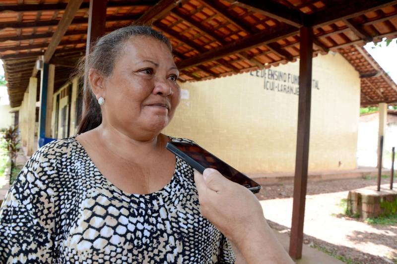A secretária de Estado de Educação, Ana Claudia Serruya Hage, visitou cinco escolas do município de Ananindeua, com o objetivo de definir a execução de obras e serviços, em curto e médio prazos, para equacionar problemas nas instalações dos prédios. Acompanhada do diretor de Recursos Técnicos e Imobiliários da Seduc, José Ângelo Miranda, a secretária esteve nas escolas “José Marcelino de Oliveira”, “Walter Bezerra Falcão”, “Armando Fajardo”, “Antônio Gondim Lins” e “Icuí-Laranjeiras”. “Em algumas, a Seduc fará reforma emergencial da estrutura do prédio e em outras serão feitos pequenos reparos de manutenção”, informou a secretária. Na maioria das escolas visitadas, os problemas a serem equacionados são banheiros danificados, instalação elétrica avariada e telhado precisando de reparos. Na foto, a diretora Irlanda Silva Santos.
FOTO: RAI PONTES / AG. PARÁ
DATA: 11.04.2018
ANANINDEUA - PARÁ <div class='credito_fotos'>Foto: Rai Pontes/Ascom Seduc | <a href='/midias/2018/originais/ee502ed1-b4c2-4e9b-91d9-9377fa5d7b2b.jpg' download><i class='fa-solid fa-download'></i> Download</a></div>