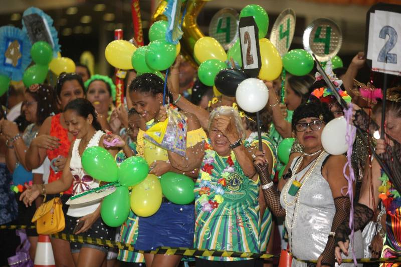Mais de quatro mil idosos caíram na folia na tarde desta quarta-feira (7), durante o 18° Baile Carnavalesco da Melhor Idade, do projeto Vida Ativa, executado pela Secretaria de estado de Esporte e Lazer (Seel). Uma das grandes atrações foi o concurso que escolheu a “Rainha das Rainhas” da terceira idade, título que este ano ficou com a candidata Lindaura Cardoso, de 63 anos.
FOTO: CARLOS SODRÉ / AG. PARÁ
DATA: 07.02.2018
BELÉM - PARÁ <div class='credito_fotos'>Foto: CARLOS SODRÉ / AG. PARÁ | <a href='/midias/2018/originais/ee51c3a3-7a1a-4d62-90e1-ad236524f557.jpg' download><i class='fa-solid fa-download'></i> Download</a></div>