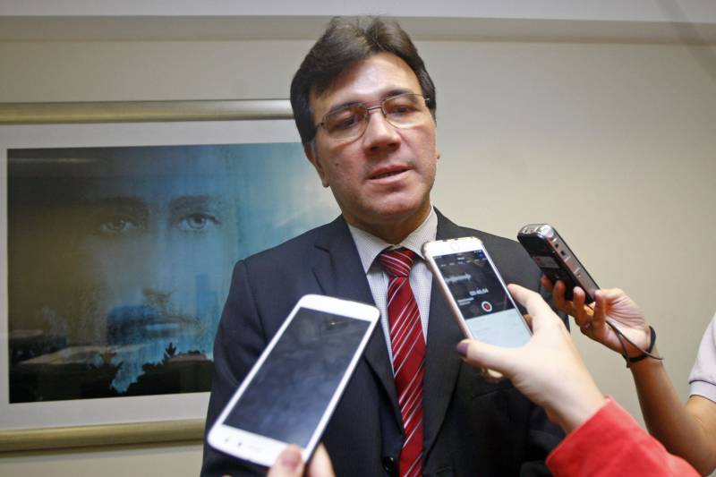 Uma comissão do Governo do Pará foi recebida, nesta segunda-feira (9), no Tribunal de Contas do Pará (TCE) pela presidente do órgão, Lourdes Lima e por um grupo de conselheiros para fazer a entrega do Balanço Geral do Estado (BGE), documento com os resultados alcançados durante o exercício de 2017 pelo Estado. Ao TCE ficará a missão de analisar e emitir um parecer sobre os dados do relatório, que em seguida, será apreciado e passará por aprovação da Assembleia Legislativa do Pará (Alepa). O Balanço retrata a execução orçamentária, financeira e patrimonial do Estado, englobando 87 órgãos e entidades da Administração Direta, Autarquias, Fundações, Fundos e Empresas Estatais que compõem os orçamentos: Fiscal, da Seguridade Social e de Investimentos. No montante, o Estado obteve um resultado orçamentário positivo no valor de R$ 590 milhões, resultado da realização de receita no montante de R$ 23,123 bilhões e da execução da despesa, no total de R$ 22,533 bilhões. Na foto, o coordenador da Comissão das Contas de Governo, Roberto Valino.
FOTO: THIAGO GOMES / AG. PARÁ
DATA: 09.04.2018
BELÉM - PARÁ <div class='credito_fotos'>Foto: Thiago Gomes /Ag. Pará | <a href='/midias/2018/originais/ee53cf49-b01d-414b-91f7-452fe510a5c1.jpg' download><i class='fa-solid fa-download'></i> Download</a></div>