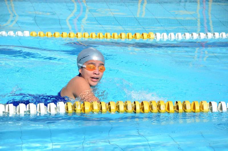 Na disputa houve partidas de goaball, bocha, tênis de mesa atletismo e natação (foto). A promoção do evento é da Secretaria de Educação (Seduc) por meio do seu Núcleo de Esporte e Lazer (NEL). Conceição Felgueiras, coordenadora dos Jogos, fez avaliação positiva do evento, realizado pela primeira vez fora da capital paraense e que mobilizou mais de 270 pessoas diretamente, entre dirigentes, técnicos e acompanhantes dos paratletas. "Todos os paratletas participantes são vencedores. Além da competição, eles tiveram um momento para socializar e confraternizar -pois eram participantes de vários municípios do estado. O evento ainda cumpriu a missão de sensibilizar o poder público local sobre a importância do incentivo ao esporte paralímpico", disse.
FOTO: FERNANDO NOBRE / ASCOM SEDUC
DATA: 29.06.2018
MARABÁ - PARÁ <div class='credito_fotos'>Foto: FERNANDO NOBRE/ASCOM SEDUC | <a href='/midias/2018/originais/ee59af7e-9063-4c17-9b25-e2576ec812b0.jpg' download><i class='fa-solid fa-download'></i> Download</a></div>