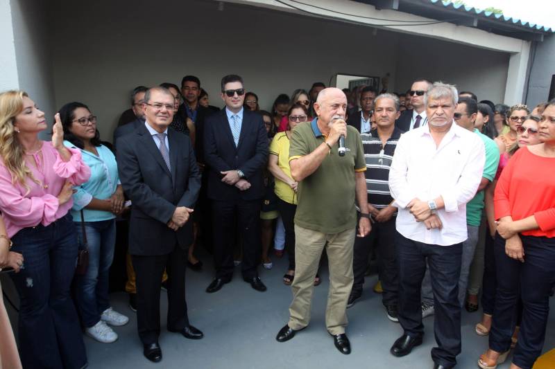 O Governo do Estado entregou nesta sexta-feira, 26, mais uma unidade Pro Paz Mulher. O governador Simão Jatene (foto) fez a entrega do novo espaço, que fica em Ananindeua, na Região Metropolitana de Belém e visa ampliar o atendimento humanizado e integral às mulheres em situação de violência de gênero. “Não é apenas um espaço de atendimento às mulheres, mas é, antes de tudo, um espaço de construção da cultura da paz”, disse o governador durante a inauguração.
FOTO: SIDNEY OLIVEIRA / AG. PARÁ
DATA: 26.10.2018
ANANINDEUA - PARÁ <div class='credito_fotos'>Foto: Sidney Oliveira/Ag. Pará | <a href='/midias/2018/originais/ee6cce63-b26d-4671-b629-003ac732e99d.jpg' download><i class='fa-solid fa-download'></i> Download</a></div>