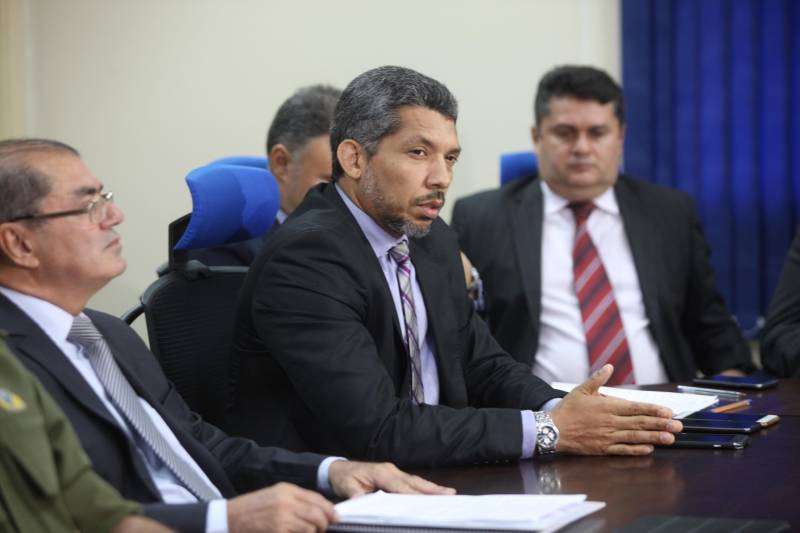Um total de seis equipes da Divisão de Homicídios do Pará, vinculada à Polícia Civil, estão em atuação nas investigações sobre as mortes e tentativas de homicídios ocorridas no Tapanã, na noite de 29/10. No total, 11 inquéritos foram instaurados nas investigações. Os primeiros levantamentos sobre os crimes foram realizados ainda nea segunda-feira (30), nas áreas dos crimes. Nos próximos dias, novos depoimentos serão coletados e a Polícia Civil deve dar novas informações sobre o andamento das investigações, segundo afirmaram os dirigentes da segurança durante entrevista coletiva com os representantes do Sistema de Segurança Pública do Estado do Pará, na manhã desta terça-feira, 30, na sede da Delegacia Geral. Participaram da coletiva de imprensa o titular da Secretaria de Estado de Segurança Pública (Segup), Luiz Fernandes, o Delegado-Geral do Estado, Claudio Galeno (foto) e o Comandante Geral da Polícia Militar, Hilton Benigno, entre outros.
FOTO: RODOLFO OLIVEIRA / AG. PARÁ
DATA: 30.10.2018
BELÉM - PARÁ <div class='credito_fotos'>Foto: Rodolfo Oliveira/Ag. Pará | <a href='/midias/2018/originais/ee7b3400-1a5a-49c8-acba-f072238a2662.jpg' download><i class='fa-solid fa-download'></i> Download</a></div>