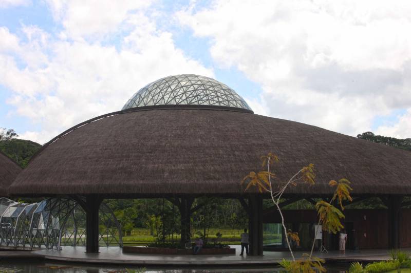 Bastante aguardado, o novo Parque Estadual do Utinga (PEUt) será reaberto ao público pelo Governo do Estado nos próximos dias 16 e 17 de março. Os serviços do mais importante espaço de preservação e estudo da biodiversidade dentro da Região Metropolitana de Belém serão oferecidos em caráter experimental. Na sexta-feira, a partir das 16h30, serão realizadas apresentações artísticas, com o Boi Veludinho, crianças do Pro Paz e a premiada Orquestra Sinfônica do Theatro da Paz. A apresentação será em um espaço ao ar livre e não será necessária a retirada de ingressos, por esse motivo, a recomendação é que o público chegue cedo, porque a entrada será fechada quando o espaço estiver lotado. No sábado, será realizada uma grande caminhada, a partir das 8 horas, com paradas para informações educativas sobre a fauna, flora e sobre os novos espaços. Por conta da grande quantidade de pessoas, incluindo crianças e idosos, o Corpo de Bombeiros recomendou e, a organização do evento acatou, a necessidade de se evitar durante a manhã do sábado o trânsito de veículos sobre rodas, como carros, bicicletas, skates e patins. Depois das 12 horas e durante todo o funcionamento do parque, a entrada e o uso por praticantes desta modalidade está completamente liberada no Parque. No domingo, o parque funciona normalmente ao público no horário de 5h30 às 17h, assim como nos outros dias, de segunda a segunda.
FOTO: IGOR BRANDÃO / AG PARÁ
DATA: 11.032018
BELÉM - PARÁ <div class='credito_fotos'>Foto: IGOR BRANDÃO / AG. PARÁ | <a href='/midias/2018/originais/ee80724d-36e3-4dce-89b4-dd8c43f1e3cf.jpg' download><i class='fa-solid fa-download'></i> Download</a></div>