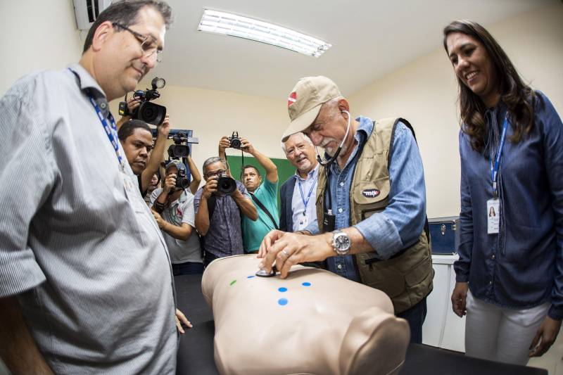 Governador Simão Jatene e comitiva da Uepa durante inauguração do bloco IV, do campus VIII da Uepa, em Marabá, na tarde desta sexta-feira, 6.
FOTO: NAILANA THIELY
DATA: 06.04.18
MARABÁ-PARÁ <div class='credito_fotos'>Foto: Agência Pará | <a href='/midias/2018/originais/ee86758f-1dde-40c4-a37f-00611209f63e.jpg' download><i class='fa-solid fa-download'></i> Download</a></div>