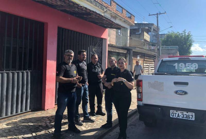 A Polícia Civil do Pará prendeu em flagrante, nesta quinta-feira (17), cinco pessoas pelo crime de pornografia infantil, em Belém, durante a Operação Luz na Infância II, deflagrada simultaneamente em 24 estados e no Distrito Federal. Ao todo, 17 mandados de busca e apreensão foram cumpridos - 15 em Belém e Ananindeua, um em Paragominas e outro em Castanhal, no nordeste paraense. Todas as prisões foram efetuadas na capital, e os detidos encaminhados para a sede da Divisão de Prevenção e Repressão a Crimes Tecnológicos (DPRCT) da Polícia Civil, no bairro do Telégrafo. A operação é coordenada nacionalmente pelo Ministério Extraordinário de Segurança Pública (MESP).
FOTO: ASCOM / POLÍCIA CIVIL
DATA: 17.05.2018
BELÉM - PARÁ <div class='credito_fotos'>Foto: Ascom / Polícia Civil | <a href='/midias/2018/originais/ee89dc88-e91d-466c-869f-ea31f0ea9cfe.jpg' download><i class='fa-solid fa-download'></i> Download</a></div>