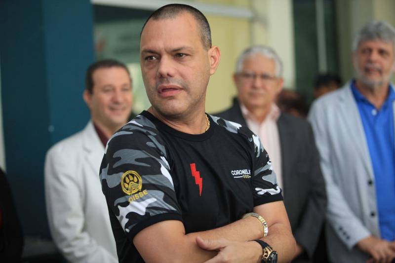 Polícia Militar, Guarda Municipal e Secretarias Municipais de Segurança Pública de 17 cidades do interior paraense receberam motos para ampliar o policiamento ostensivo e para atender ocorrências em suas sedes. Os veículos adquiridos pelo Governo do Estado são provenientes de emenda parlamentar de três deputados da Assembleia Legislativa do Pará (ALEPA), e entregues nesta segunda-feira (28) durante cerimônia na sede da Casa Civil, em Belém. Ao todo foram entregues 44 motos do modelo Honda XRE 300 CC, todas com kit sinalizador acústico e visual, rastreador, dois capacetes e queixeiras. Prefeitos, secretários de segurança, representantes das polícias, guardas municipais e deputados estiveram presentes na solenidade e ressaltaram a importância de ampliar a frota de veículos para dar apoio a segurança dos municípios. Na foto, o deputado coronel Neil Duarte.
FOTO: MÁCIO FERREIRA / AG. PARÁ
DATA: 28.05.2018
BELÉM - PARÁ <div class='credito_fotos'>Foto: MÁCIO FERREIRA/ AG. PARÁ | <a href='/midias/2018/originais/ee8c73e5-fe2a-4b69-bb27-af86c64f4e52.jpg' download><i class='fa-solid fa-download'></i> Download</a></div>
