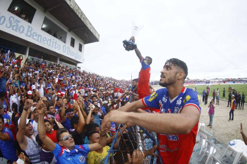 O Bragantino conquistou o terceiro lugar do Campeonato Paraense 2018 na tarde este sábado, 7. O Tubarão do Caeté recebeu o São Raimundo no Estádio Diogão e levou pelo placar de 1 x 0.
FOTO: THIAGO GOMES / AG. PARÁ
DATA: 07.04.2018
BRAGANÇA - PARÁ <div class='credito_fotos'>Foto: Thiago Gomes /Ag. Pará | <a href='/midias/2018/originais/ee92beeb-2b08-415d-b440-0a5428b660ce.jpg' download><i class='fa-solid fa-download'></i> Download</a></div>