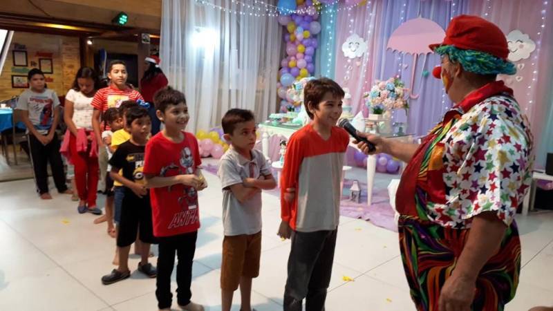 Cerca de 60 crianças (foto) com doenças hematológicas e que fazem acompanhamento na Fundação Centro de Hemoterapia e Hematologia do Pará (Hemopa) tiveram uma quinta-feira especial. Com direito a muitas brincadeiras, animação, Papai Noel e presentes, elas participaram de uma Festa de Natal em um parque infantil. A ação é resultado do trabalho de humanização da Fundação e tudo, do espaço aos presentes, foi fruto do voluntariado.

FOTO: ASCOM / HEMOPA
DATA: 20.12.2018
BELÉM - PARÁ <div class='credito_fotos'>Foto: Ascom Hemopa   |   <a href='/midias/2018/originais/ee9793a8-0d4e-45f5-a4db-cb01d15d172b.jpg' download><i class='fa-solid fa-download'></i> Download</a></div>