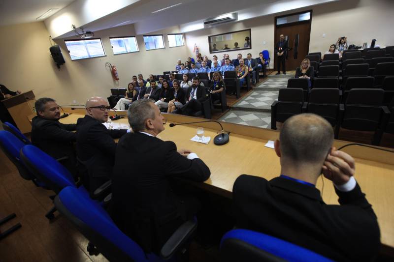 Em 2018, o Centro de Perícias Científicas (CPC) Renato Chaves celebra a segunda parceria com a Polícia Internacional. Dessa vez, o intercâmbio foi fechado com a Polícia Francesa, na manhã desta segunda-feira (23), com a abertura da Semana de Intercâmbio de Investigação Criminal: Brasil x França - O Local de Homicídio em Evidência, no auditório do CPC. Durante a semana, os peritos ampliarão seus conhecimentos sobre as técnicas, protocolos e tecnologias utilizadas na França. Policiais civis e militares também participam da qualificação. O intercâmbio está sendo organizado pela Direção Geral do CPC, por meio da Direção de Cooperação Internacional da Embaixada Francesa, sediada em Brasília. Dois agentes da Polícia do Brigade Criminelle e do Service Régionale d'Identité Judiciaire, com apoio do Ministério do Interior da França, participam da qualificação, que segue até a próxima sexta-feira (27) e será realizada na modalidade presencial, com aulas práticas e teóricas sobre as técnicas em local de crime.
FOTO: RODOLFO OLIVEIRA / AG. PARÁ
DATA: 23.04.2018
BELÉM - PARÁ <div class='credito_fotos'>Foto: Rodolfo Oliveira/Ag. Pará | <a href='/midias/2018/originais/ee9b732c-3d3f-4f14-8e7d-c649e0c9340a.jpg' download><i class='fa-solid fa-download'></i> Download</a></div>