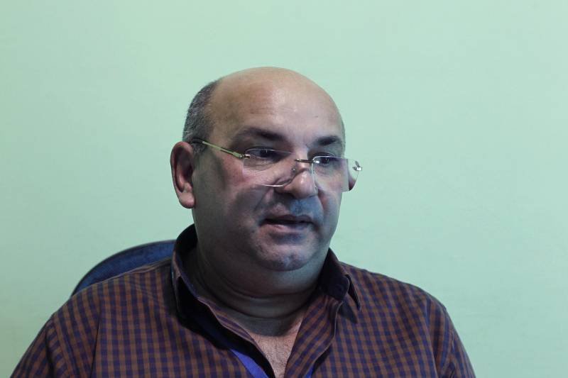 A Superintendência do Sistema Penitenciário do Estado (Susipe), através da Diretoria de Assistência Biopsicossocial (DAB) fechou uma parceria com o Centro de Perícias Renato Chaves (CPC) para viabilizar a redução do número de processos de perícias psiquiátricas demandadas por juízes. Já foram realizados dois mutirões de atendimento, onde foram feitas 23 perícias de uma demanda reprimida de mais de 50 casos. Até o fim de dezembro será realizado mais um mutirão. Os internos do sistema prisional do Estado que apresentam algum tipo de transtorno mental são encaminhados para o HGP, que fica no Complexo Penitenciário de Santa Izabel. Atualmente, a unidade tem 83 vagas, mas atende 235 internos e internas da Susipe. Muitos apenados encaminhados para essa unidade sofrem com síndrome de abstinência de drogas e também é trabalho do psiquiatra diferenciar esses internos, não só para resolver uma questão de excedente de vagas, mas para também acelerar o processo dos presos que realmente têm algum transtorno mental, junto aos juízes. Na foto, o diretor do HGP, Ércio Teixeira.

FOTO: AKIRA ONUMA / ASCOM SUSIPE
DATA: 07.12.2018
SANTA IZABEL - PARÁ
 <div class='credito_fotos'>Foto: Akira Onuma / Ascom Susipe   |   <a href='/midias/2018/originais/ee9bf5b8-8906-46dd-8289-d121daccead6.jpg' download><i class='fa-solid fa-download'></i> Download</a></div>