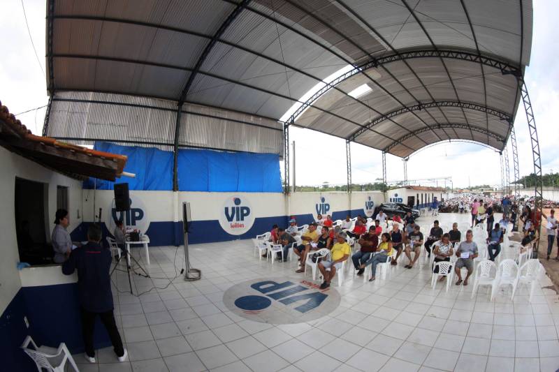 Todos os 24 lotes de veículos recuperáveis e sucatas pertencentes à frota do governo do Estado, que já não estavam mais em uso, foram negociados no leilão promovido, nesta quarta-feira, 18, pela Comissão de Leilão da Secretaria de Estado de Administração (Sead) e pela Vip Leilões, em Marituba, na região metropolitana de Belém. O leilão teve cerca de 600 acessos on-line e a presença de mais de 30 pessoas. Avaliados inicialmente em R$ 63.900,00, os lotes geraram um volume total de negócios preliminar no valor de R$ 189 mil, o que superou em aproximadamente 200% a estimativa inicial dos técnicos da Diretoria de Gestão do Patrimônio do Estado, organizadora do evento.
FOTO: THIAGO GOMES / AG. PARÁ
DATA: 18.04.2018
MARITUBA - PARÁ <div class='credito_fotos'>Foto: Thiago Gomes /Ag. Pará | <a href='/midias/2018/originais/ee9fd359-9051-4a03-a36e-ebf8e944e0dd.jpg' download><i class='fa-solid fa-download'></i> Download</a></div>