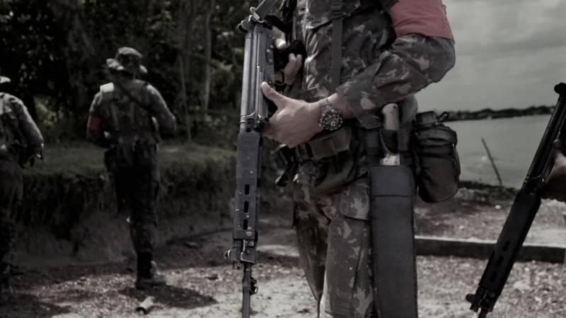 “Soldados do Araguaia”, dirigido por Belisário Franca, estreia nesta quinta-feira (22), às 16h, no Cine Líbero Luxardo, da Fundação Cultural do Pará (FCP). Exibido na 41ª Mostra de Internacional de Cinema, o longa conta a história da Guerrilha do Araguaia (1967-1974) a partir de impressões, memórias e traumas de oito recrutas do Exército Brasileiro que tomaram parte no conflito. Os ingressos custam R$ 12, com meia-entrada para estudantes. Da convocação junto às comunidades ribeirinhas e rurais até a dispensa após o extermínio do grupo, os relatos dos ex-soldados compõem uma narrativa em que recrutas e guerrilheiros se confundem sob a opressão militar. Os vencedores retornam apenas como fantasmas: precisam lutar até hoje para superar os episódios de abuso e violência que sofreram e testemunharam.
FOTO: DIVULGAÇÃO
DATA: 20.03.2018
BELÉM - PARÁ <div class='credito_fotos'>Foto: Divulgação | <a href='/midias/2018/originais/eea7dba3-aec1-4163-8f09-093191a8eac6.jpg' download><i class='fa-solid fa-download'></i> Download</a></div>