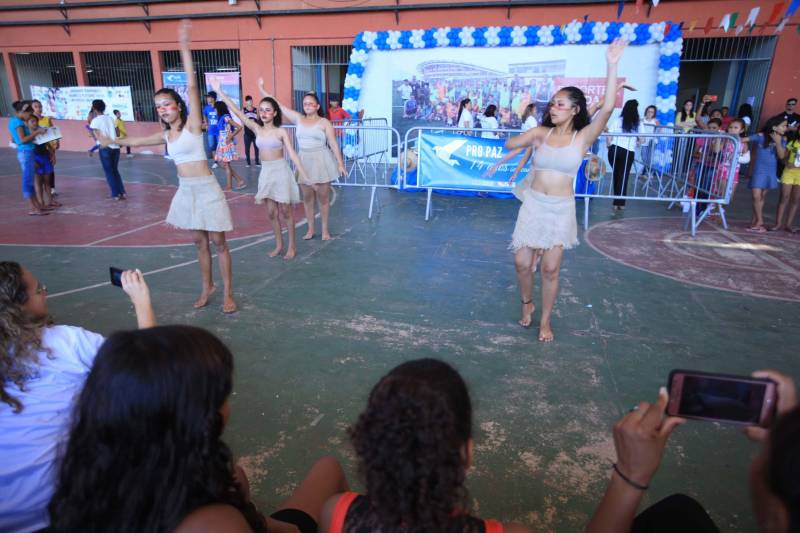 Nesta sexta-feira, uma programação (foto) alegre e diferenciada marcou as comemorações pelos 14 anos do Pro Paz no Pará, iniciativa que surgiu em 2004 como um programa do Governo do Estado, convertida mais tarde em política pública por força de decreto, até se consolidar, em 2015, na Fundação Pro Paz, que tem a missão de racionalizar e ordenar recursos e ações para transformar a vida de milhares de paraenses em situação de vulnerabilidade social. A existência do Pro Paz fez do Pará vanguarda na Federação, por ser o único estado que possui, há mais de dez anos, um protocolo padrão para atendimento a crianças e adolescentes vítimas de violência que é modelo para o Brasil, referendado pela ONG Childhood Brasil e reconhecido pela ONU. O modelo referência do trabalho do Pro Paz foi que levou o Pará a ganhar da Organização das Nações Unidas (ONU), em 2015, o reconhecimento por manter uma das onze melhores práticas das Américas para a integração de sistemas de segurança pública com políticas sociais.
FOTO: MÁCIO FERREIRA / AG. PARÁ
DATA: 29.06.2018
BELÉM - PARÁ <div class='credito_fotos'>Foto: MÁCIO FERREIRA/ AG. PARÁ | <a href='/midias/2018/originais/eeb2a894-554f-4a98-a5ed-990b6311dfc8.jpg' download><i class='fa-solid fa-download'></i> Download</a></div>