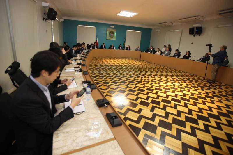 Representantes de grandes empresas chinesas (foto) estão em Belém para prospectar novos investimentos em áreas como habitação, tecnologia, energia e infraestrutura. O grupo se reuniu na manhã desta quinta-feira (7) com o governador Simão Jatene, para conhecer mais detalhes sobre as potencialidades do Estado. O encontro ocorreu no Palácio do Governo e contou com a participação do titular da Secretaria de Estado de Desenvolvimento Econômico, Mineração e Energia (Sedeme), Eduardo Leão, do secretário de Estado de Transportes, Kleber Menezes, entre outras autoridades. Entre as empresas participantes está a China Communications Construction Company (CCCC), maior empresa chinesa de infraestrutura e líder mundial no segmento; a estatal chinesa China Railways Corporation (Crec) e a China Development Bank (CDB), banco de desenvolvimento do país asiático.
FOTO: ANTÔNIO SILVA / AG. PARÁ
DATA: 07.06.2018
BELÉM - PARÁ <div class='credito_fotos'>Foto: Antônio Silva/Ag. Pará | <a href='/midias/2018/originais/eeb61d17-2682-4dd8-b081-a048da0d693c.jpg' download><i class='fa-solid fa-download'></i> Download</a></div>