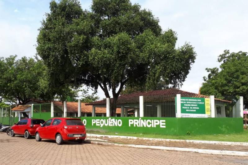 Penitenciário do Estado (Susipe) que oferece 969 vagas iniciou neste domingo, 11, pela manhã. Dos 17.545 que deveriam fazer a prova no período da manhã, 12.391 compareceram para concorrer aos cargos de Assistente Administrativo, Enfermagem, Pedagogo (Especialista em Educação) e Técnico em Gestão de Informática, cargos com provas pela manhã. De acordo com a empresa AOCP Concursos Públicos, organizadora do certame, 5.063 candidatos faltaram representando 29.01% do quantitativo que deveria fazer a prova nesta manhã. O concurso também terá provas a tarde e no próximo domingo, 18. Em Castanhal, dos 1.740 candidatos inscritos para o cargo de assistente administrativo, 452 faltaram, mais de 25% do total de inscritos. O candidato Werleson Silveira veio de Bragança fazer a prova em Castanhal. Ele já é concurseiro e está ansioso pra entrar no mercado de trabalho. “É o terceiro concurso que faço, mas ainda não consegui passar. Estou confiante neste concurso. Estudei em casa mesmo. Comprei apostila e assisti às aulas pela internet também. Estou desempregado e espero ter um bom resultado”, disse. Infelizmente nem todos conseguiram fazer prova. O candidato Emanoel Oliveira veio de Mocajuba na noite de ontem (17). Ele passou 7h na estrada, mas chegou um minuto atrasado e os portões já tinham sido fechados no Instituto Federal de Educação Tecnológica (IFPA) em Castanhal. “Perdi meu cartão de inscrição e aí minha namorada falou que meu local de prova era na UFPA. Cheguei lá e me disseram que a prova era no IFPA. Com essa confusão da escola acabei me atrasando e perdi a prova. Agora é tentar na próxima”, contou.
FOTO: ASCOM / SEAD
DATA: 11.03.2018
ALTAMIRA - PARÁ <div class='credito_fotos'>Foto: ASCOM SEAD | <a href='/midias/2018/originais/eeba53b8-b7b5-43e4-9708-284d8a3b3a4c.jpg' download><i class='fa-solid fa-download'></i> Download</a></div>
